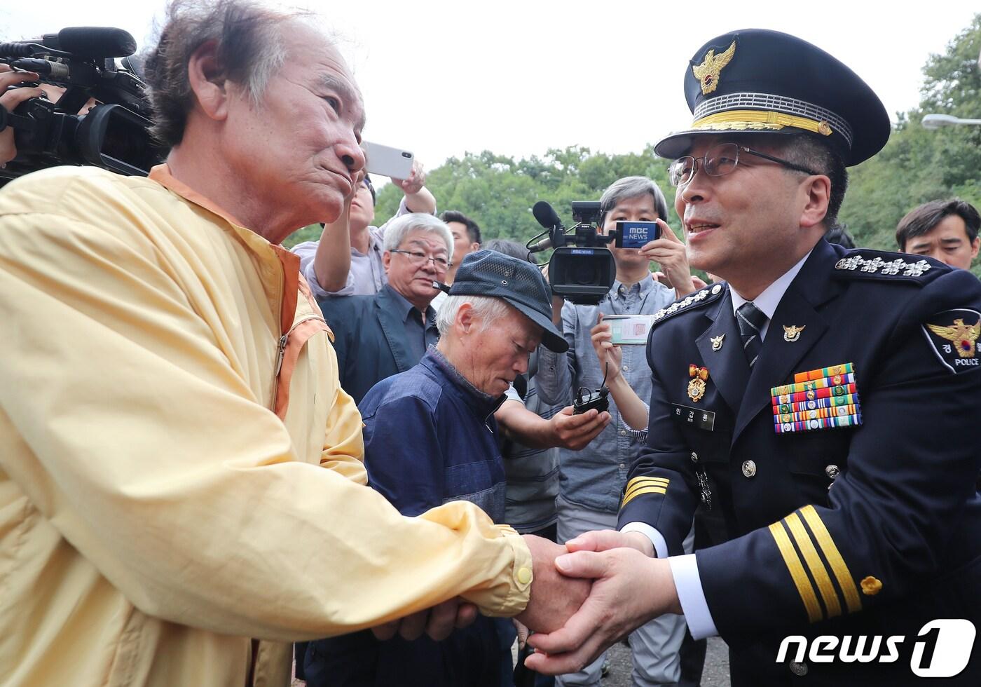 본문 이미지 - 대표적인 국내 장기 미제사건 중 하나인 대구 '개구리소년사건'의 유가족 중 한명인 박건서씨(69)가 지난 5월6일 별세했다. 사진은 2019년 9월 민갑룡 당시 경찰청장이 대구 달서구 와룡산 세방골 개구리소년 유골 발견 현장 방문에 앞서 희생자 박찬인(당시 10세)군의 아버지 박씨의 손을 잡고 위로하는 모습. 2019.9.20/뉴스1 ⓒ News1 공정식 기자