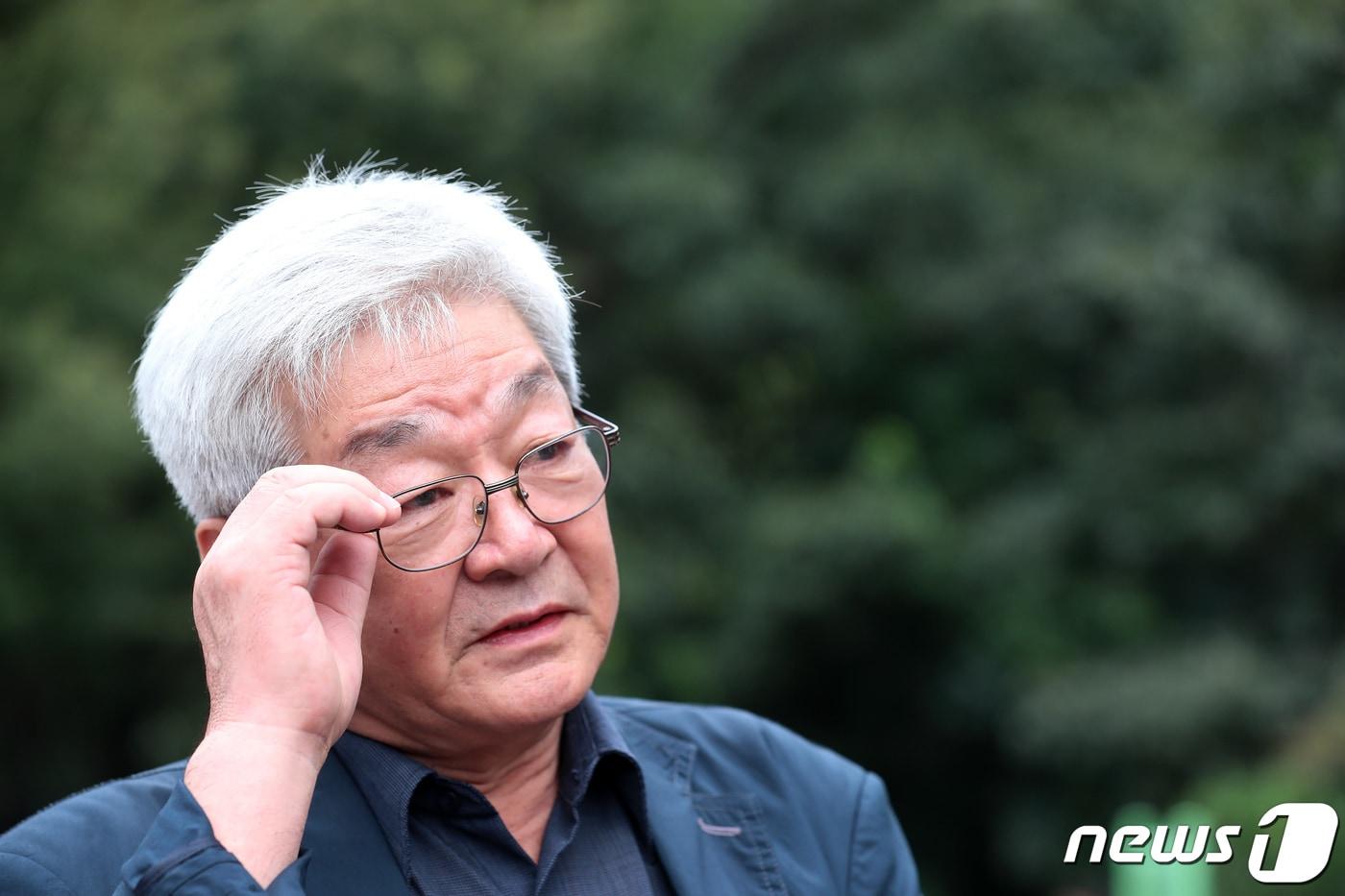 개구리소년 실종 암매장 사건의 희생자 우철원(당시 13세)군의 아버지 우종우씨가 지난 2019년 9월20일 오후 대구 달서구 와룡산 세방골 개구리소년 유골 발견 현장 앞에서 뉴스1과 인터뷰 도중 북받쳐 오르는 감정을 추스르며 잠시 말을 잇지 못하고 있다. 2019.9.20/뉴스1 ⓒ News1 공정식 기자