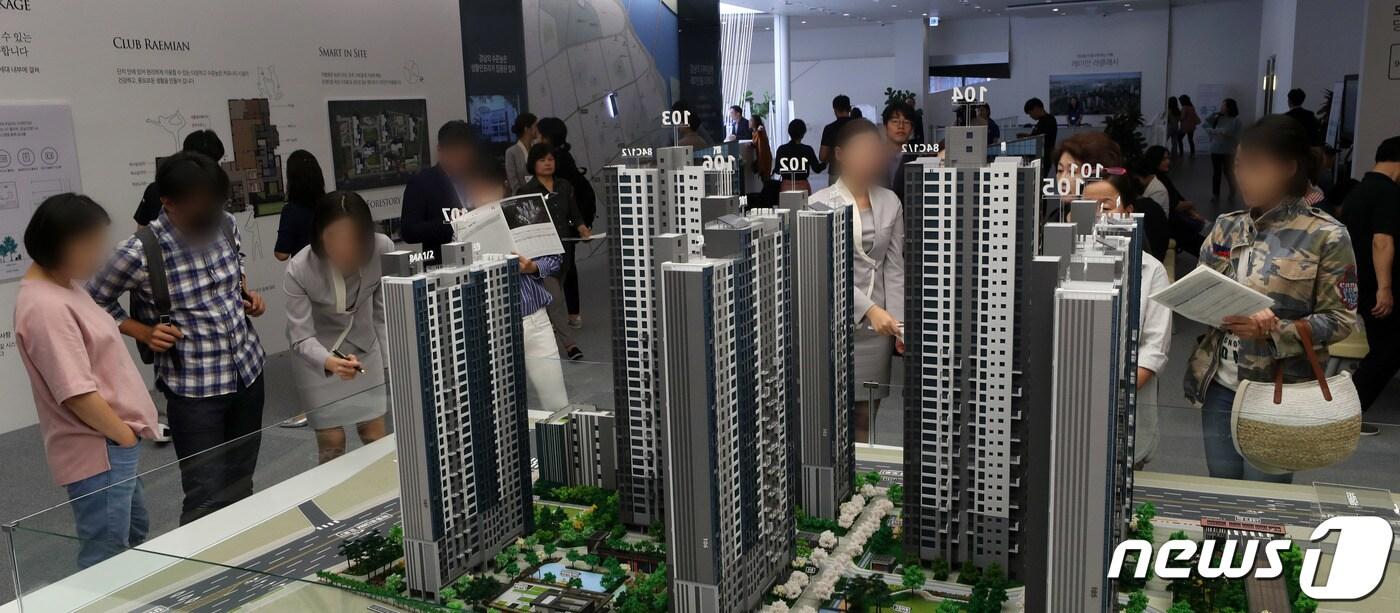 본문 이미지 - 지난 20일 오후 서울 강남구 삼성동 '래미안 라클래시' 모델하우스를 찾은 예비청약자들이 모형주택을 살펴보고 있다. ⓒ News1 이동해 기자