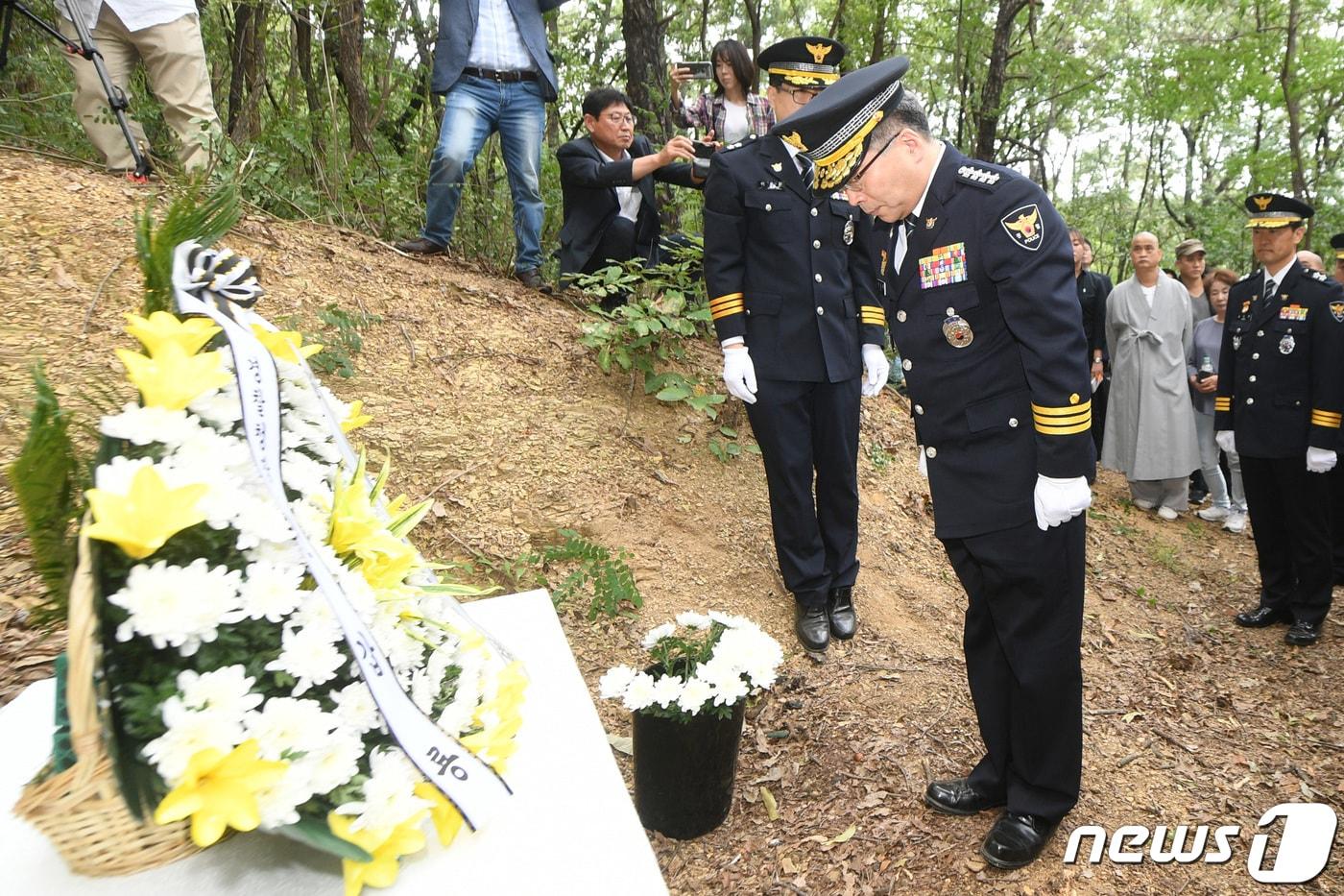 2019년 9월 당시 민갑룡 경찰청장이 대구 달서구 와룡산 세방골 개구리소년 유골 발견 현장을 찾아 희생자를 추모하고 있다. 2019.9.20/뉴스1 ⓒ News1 공정식 기자