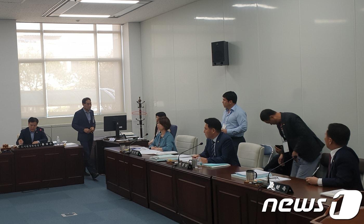 본문 이미지 - 지난 19일 진주시의 자연·생산녹지에 일반음식점을 허가하는 진주시의회 도시환경위원회의 조례안 상정을 논의하는 자리에서 진주시상인연합회의 한 회원이 방청객으로 참석해 크게 반발하고 있다. ⓒ 뉴스1