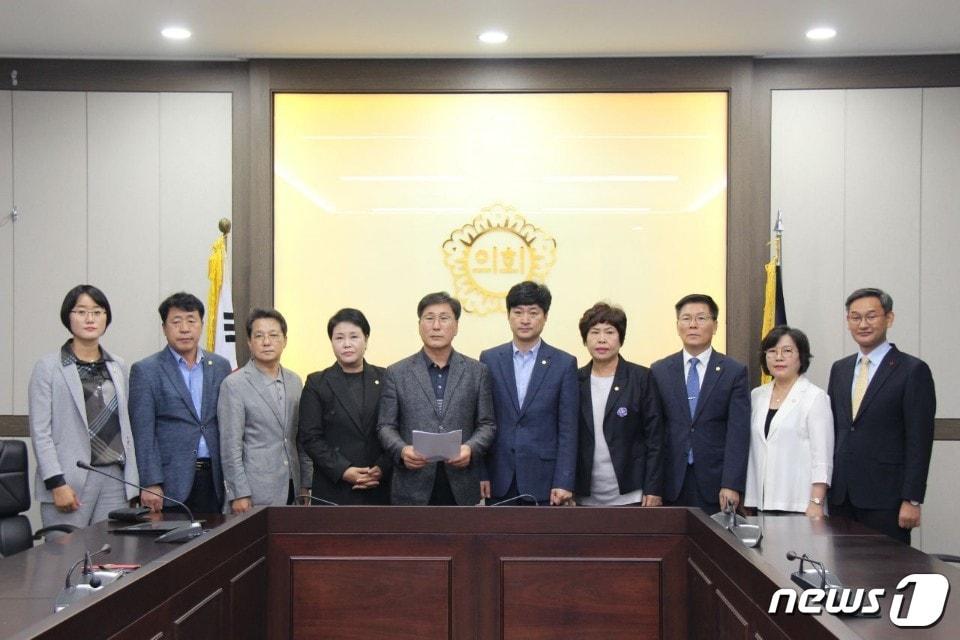 본문 이미지 - 경기 남양주시의회 더불어민주당 신민철 의장 등 12명의 의원이 이재명 경기도지사의 선처를 촉구하는 성명서를 냈다. ⓒ 뉴스1