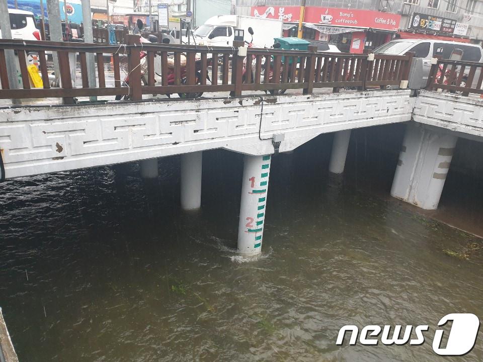 본문 이미지 - 수위가 차오르고 있는 남수각.(제주도소방안전본부 제공). 재판매 및 DB 금지)/뉴스1