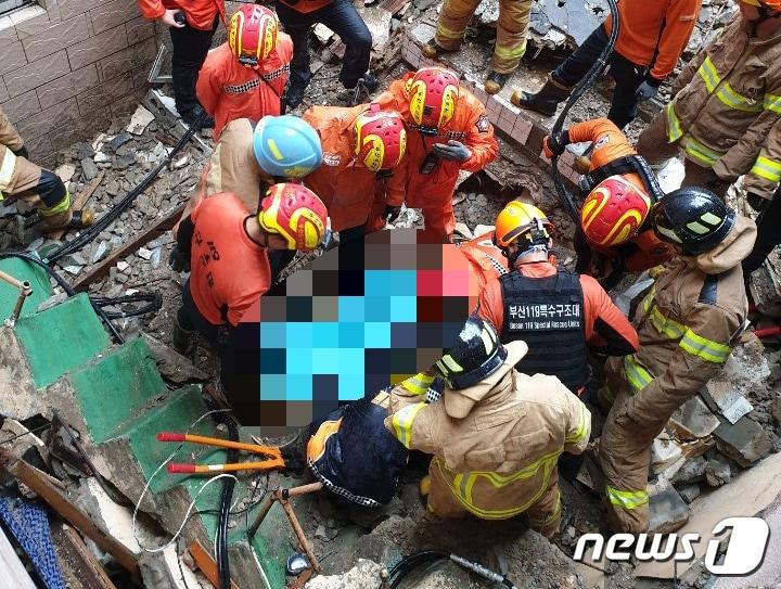 본문 이미지 - 지난 21일 오후 부산 부산진구 부전동의 한 2층짜리 주택 건물이 무너져 소방대원들이 구조 작업을 하고 있다. 이 사고로 해당 주택에 사는 A씨(72·여)가 매몰됐으며 9시간만에 구조됐으나 숨졌다.(부산소방재난본부 제공) 2019.9.22/뉴스1