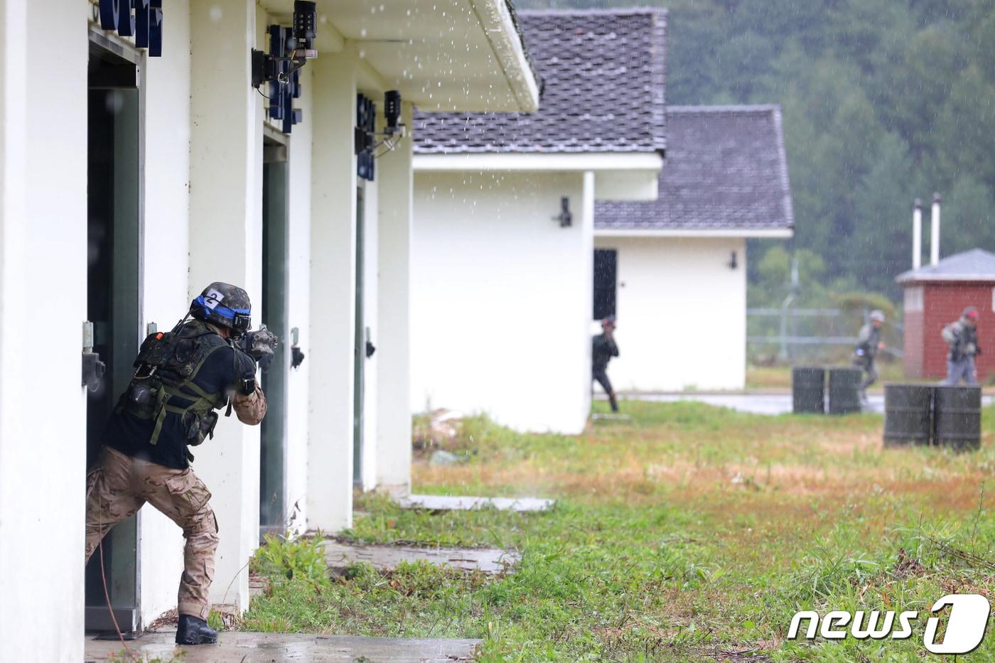 22일 오전 강원 인제군 육군 과학화전투훈련단에서 열린 과학화전투 경연대회에 참가한 선수들이 경기를 펼치고 있다. 2019.9.22/뉴스1 ⓒ News1 김경석 기자