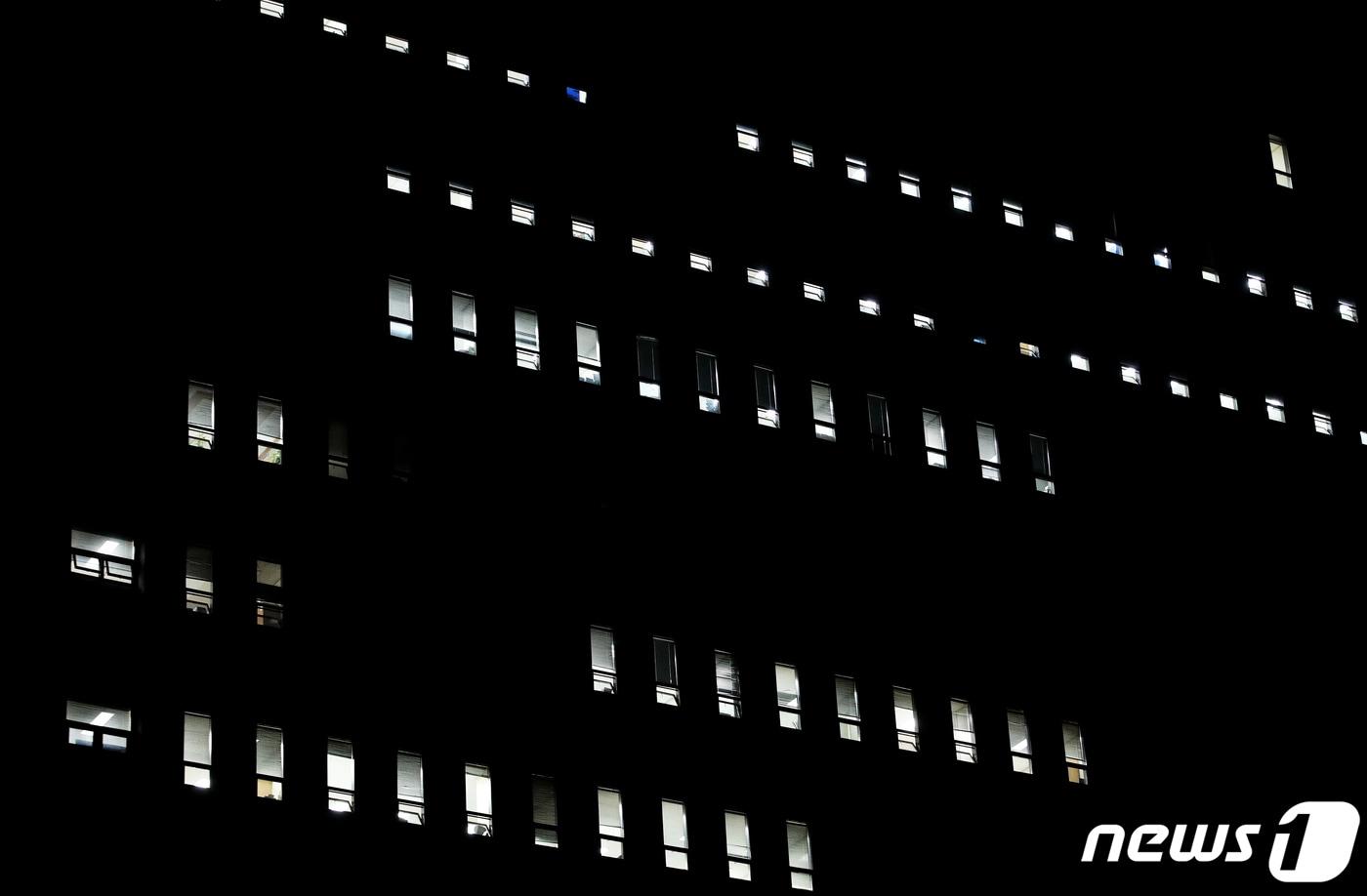 본문 이미지 - 서울 서초구 서울중앙지방검찰청사가  늦은 밤에도 환하게 불을 밝히고 있다. ⓒ 뉴스1 오대일 기자