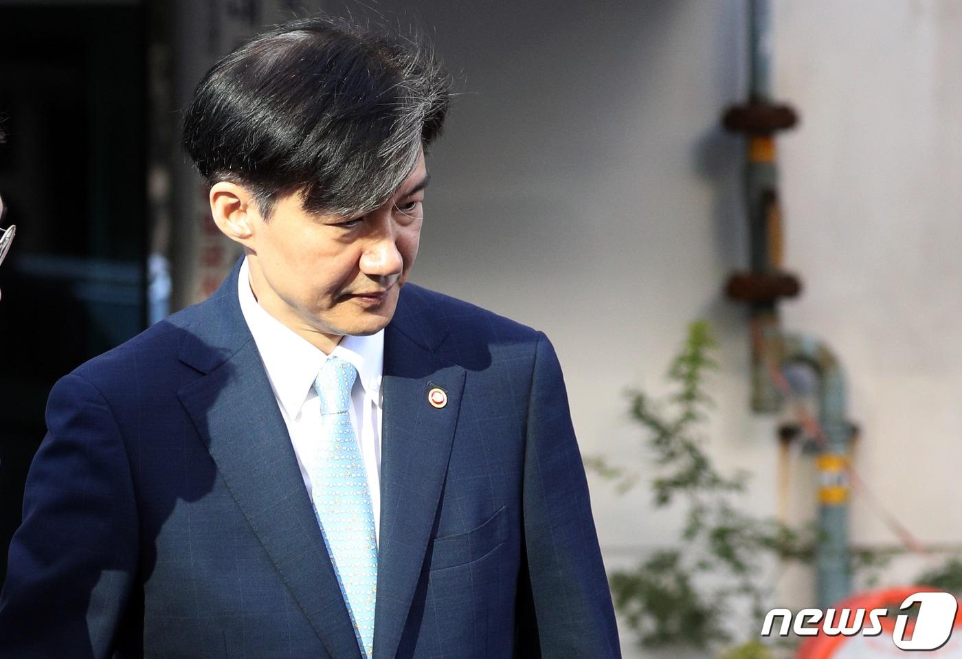 본문 이미지 - 조국 법무부 장관이 23일 오전 서울 서초구 방배동 자택을 나서고 있다. 2019.9.23/뉴스1 ⓒ News1 황기선 기자