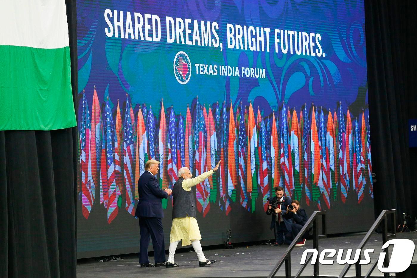 미국 텍사스주 휴스턴에서 열린 행사에 참석한 도널드 트럼프 미국 대통령(왼쪽)과 나렌드라 모디 인도 총리.ⓒ AFP=뉴스1