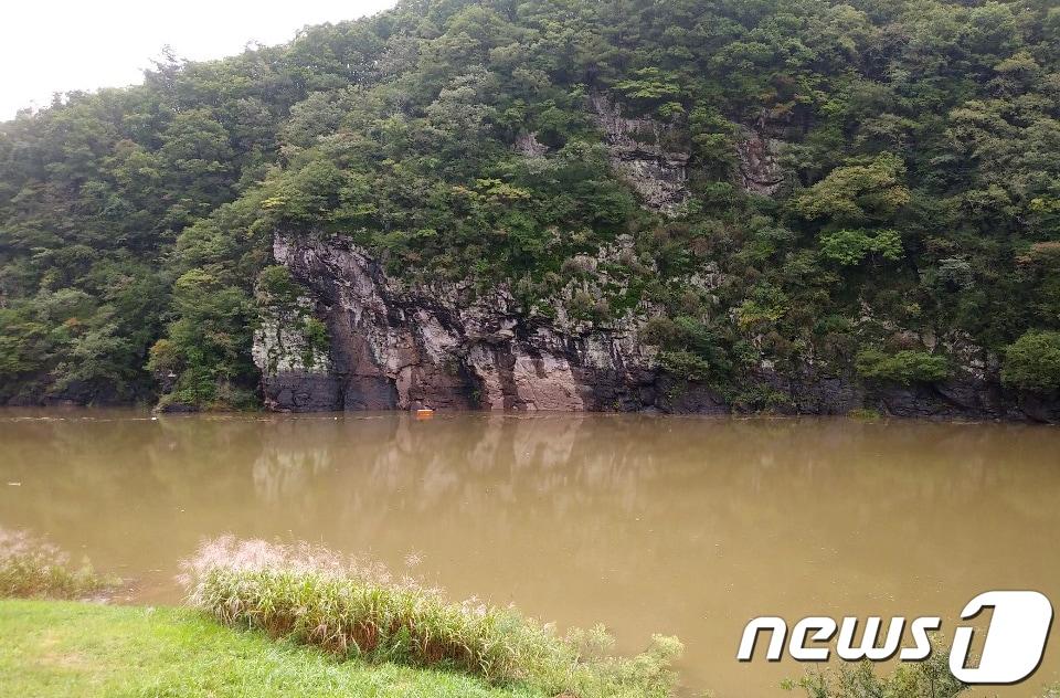 본문 이미지 - 2019년 제17호 태풍 타파의 영향으로 국보 제285호 반구대 암각화가 물에 잠겨 있는 모습 (자료사진0 2019.9.23/뉴스1 ⓒ News1