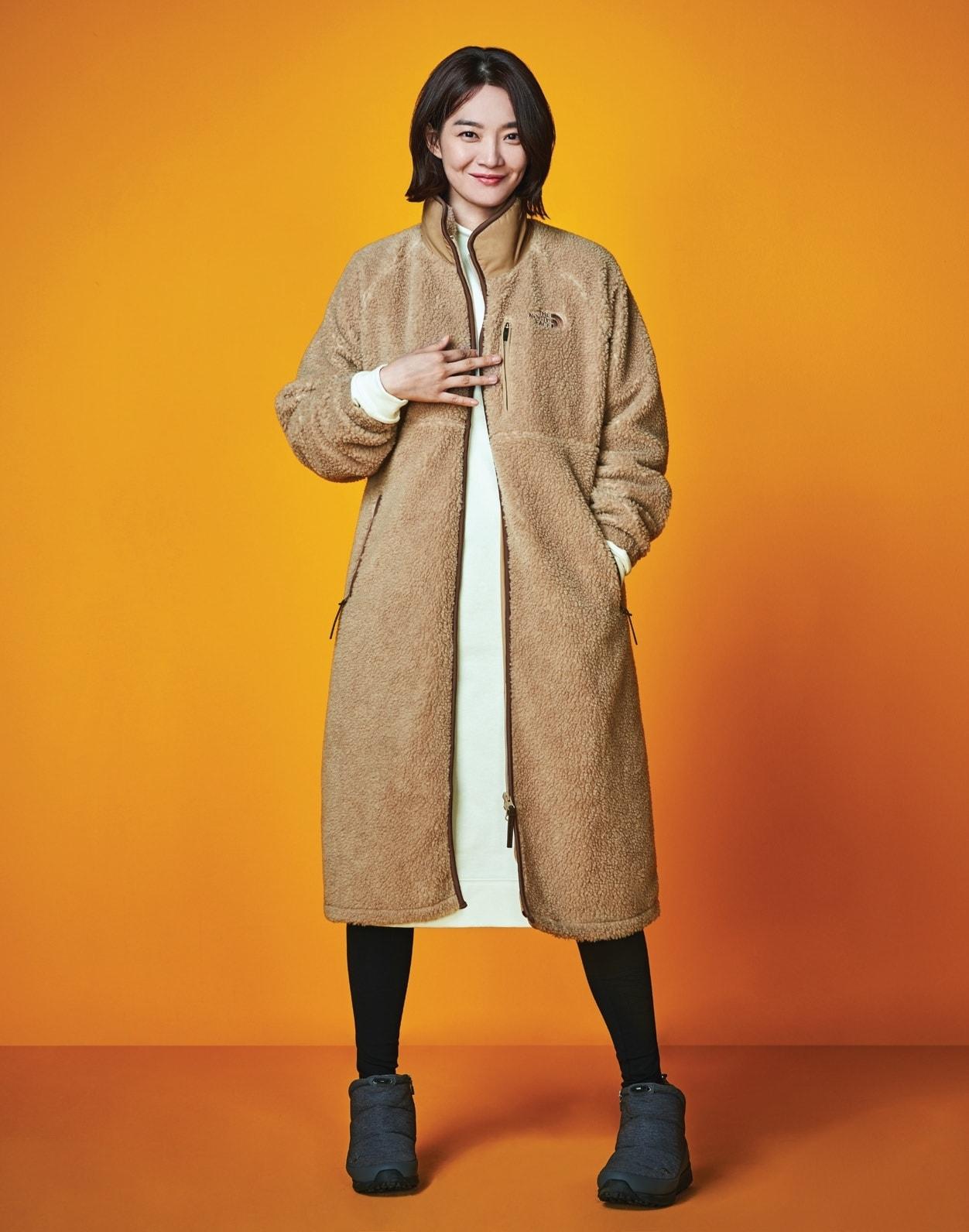 본문 이미지 - 노스페이스 '롱 테디 코트'를 착용한  배우 신민아.ⓒ 뉴스1