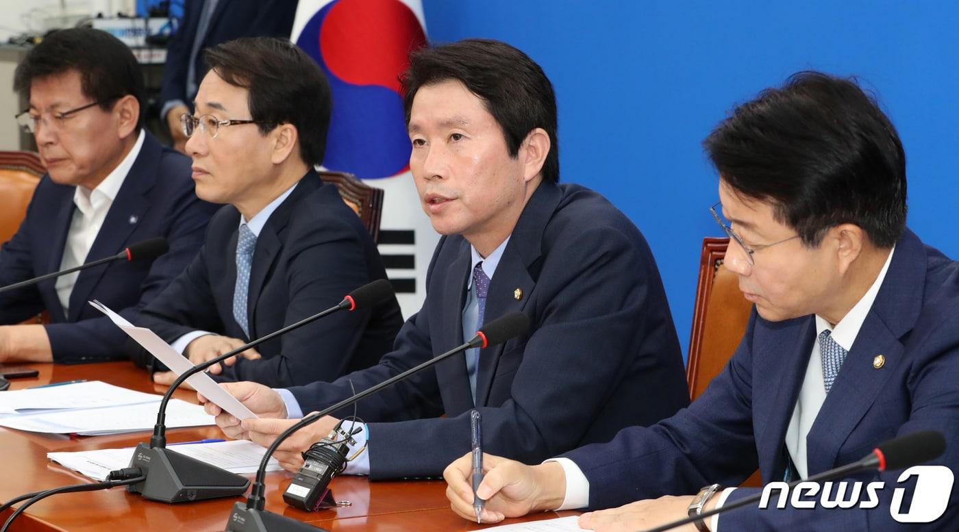 이인영 더불어 민주당 원내대표가 24일 서울 여의도 국회에서 열린 원내대책회의에서 발언하고 있다. 이인영 원내대표는 조국 법무부장관에 대한 검찰 수사와 관련하여 "윤석열의 검찰은 검찰조직을 위한 수사가 아니라 국민을위한 수사를 해야한다＂고 말했다. 2019.9.24/뉴스1 ⓒ News1 이종덕 기자