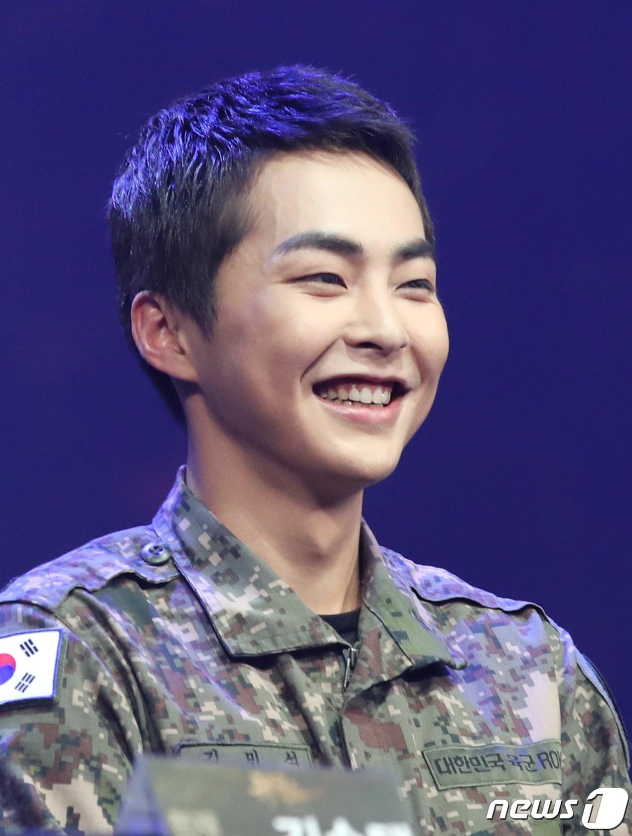 본문 이미지 - 엑소 시우민이 24일 서울 용산구 한남동 블루스퀘어 아이마켓홀에서 열린 2019 육군 창작 뮤지컬 ‘귀환’ 프레스콜에 참석해 환한 미소를 짓고 있다. ‘귀환’은 6·25전쟁 당시 나라를 위해 목숨을 바친 호국용사들의 수습되지 못한 유해를 찾아 다시 조국의 품으로 모시는 이야기를 그린 작품이다. 군 복무 중인 김민석(엑소 시우민), 조권, 김성규(인피니트 엘), 윤지성, 이성열(인피니트 성열), 이진기(샤이니 온유), 차학연(빅스 엔), 뮤지컬 배우 고은성 등이 출연한다. 2019.9.24/뉴스1 ⓒ News1 권현진 기자