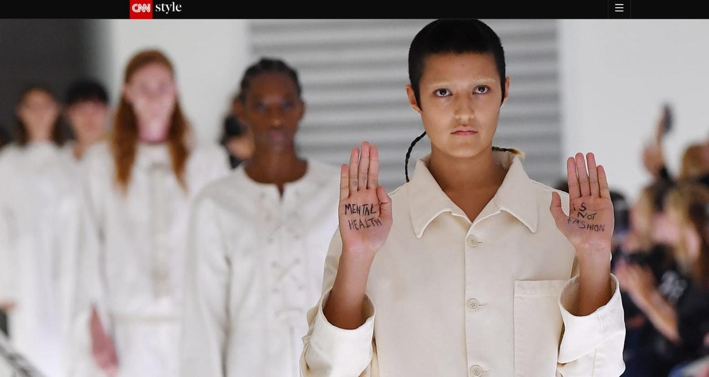 본문 이미지 - '정신건강은 패션이 아니다'는 메시지를 들어보인 한 모델@News1