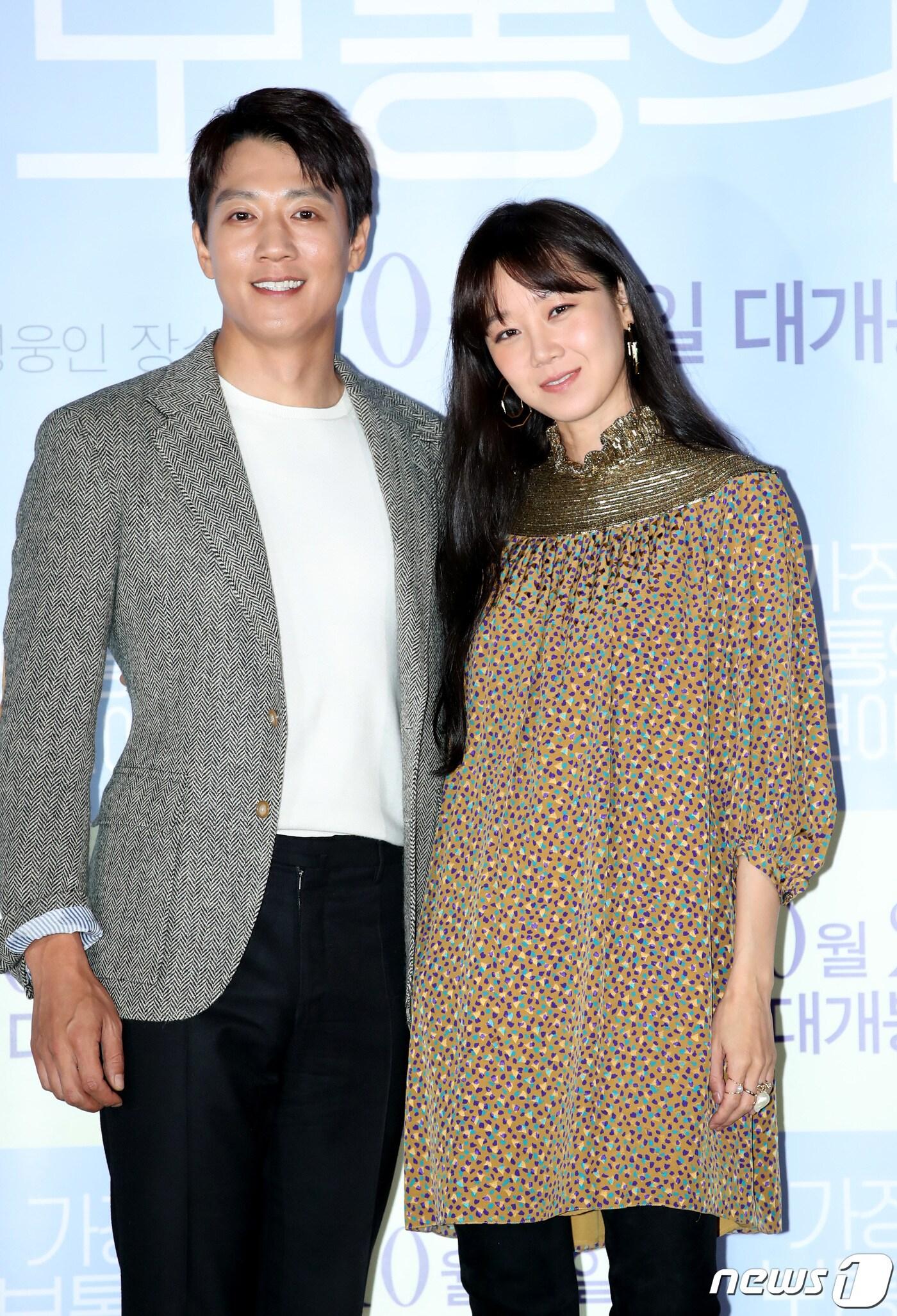 본문 이미지 - 배우 김래원, 공효진(오른쪽)이 24일 오후 서울 롯데 건대시네마에서 열린 영화 '가장 보통의 연애' 언론시사회에 참석해 포즈를 취하고 있다. ‘가장 보통의 연애'는 전 여친에 상처받은 재훈(김래원 분)과 전 남친에 뒤통수 맞은 선영(공효진 분), 이제 막 이별한 두 남녀의 솔직하고 거침없는 현실 로맨스를 그린 작품이다. 2019.9.24/뉴스1 ⓒ News1 권현진 기자