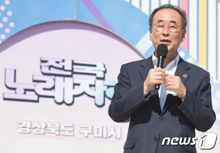 본문 이미지 - 24일 장세용 경북 구미시장이 동락공원에서 열린 '구미공단50주년기념 KBS전국노래자랑'녹화방송에서 인사말을 하면서 "박정희 대통령이 구미공단을 개설해 대한민국을 먹여 살렸다＂는 발언을 하고 있다 (구미시제공)2019.9.24/뉴스1ⓒ 뉴스1 ⓒ News1 정우용 기자