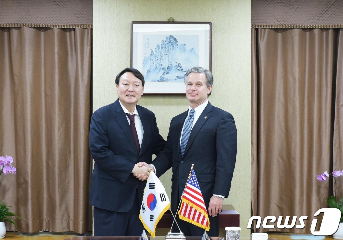 본문 이미지 - 윤석열 검찰총장(왼쪽)과 크리스토퍼 레이 미국 연방수사국(FBI) 국장(대검찰청 제공). ⓒ 뉴스1