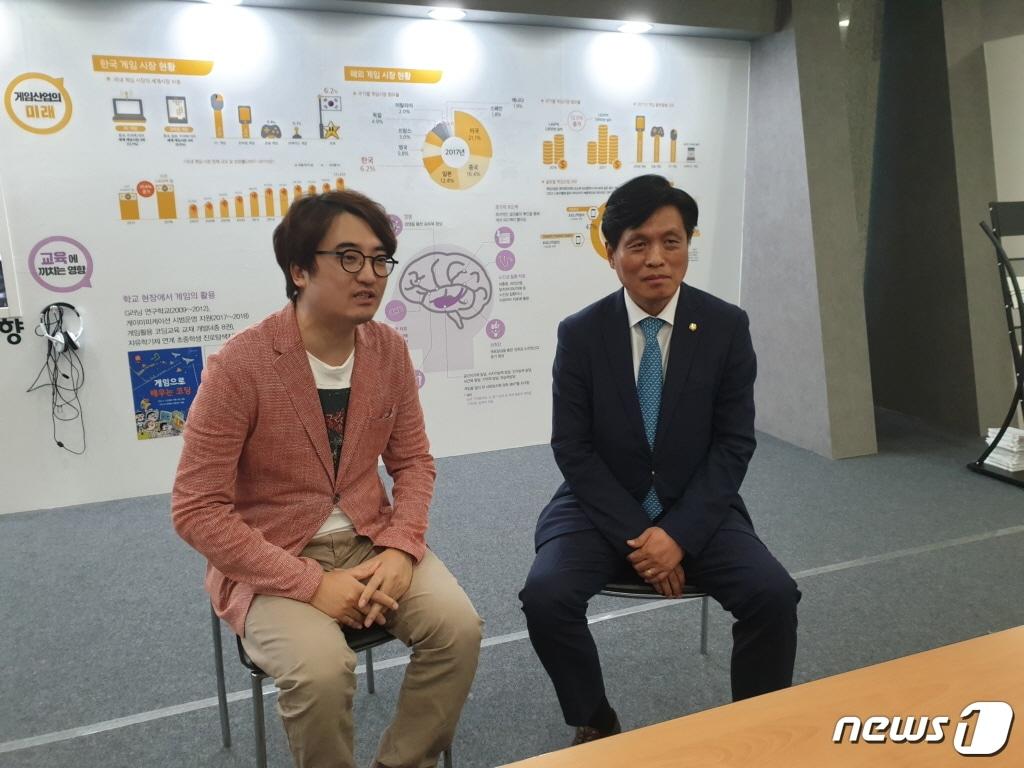 본문 이미지 - 24일 서울 영등포구 여의도동 국회의원회관에서 열린 대한민국게임포럼 게임 전시회 '게임 톡'에 참석한 조승래 더불어민주당 의원. ⓒ 뉴스1