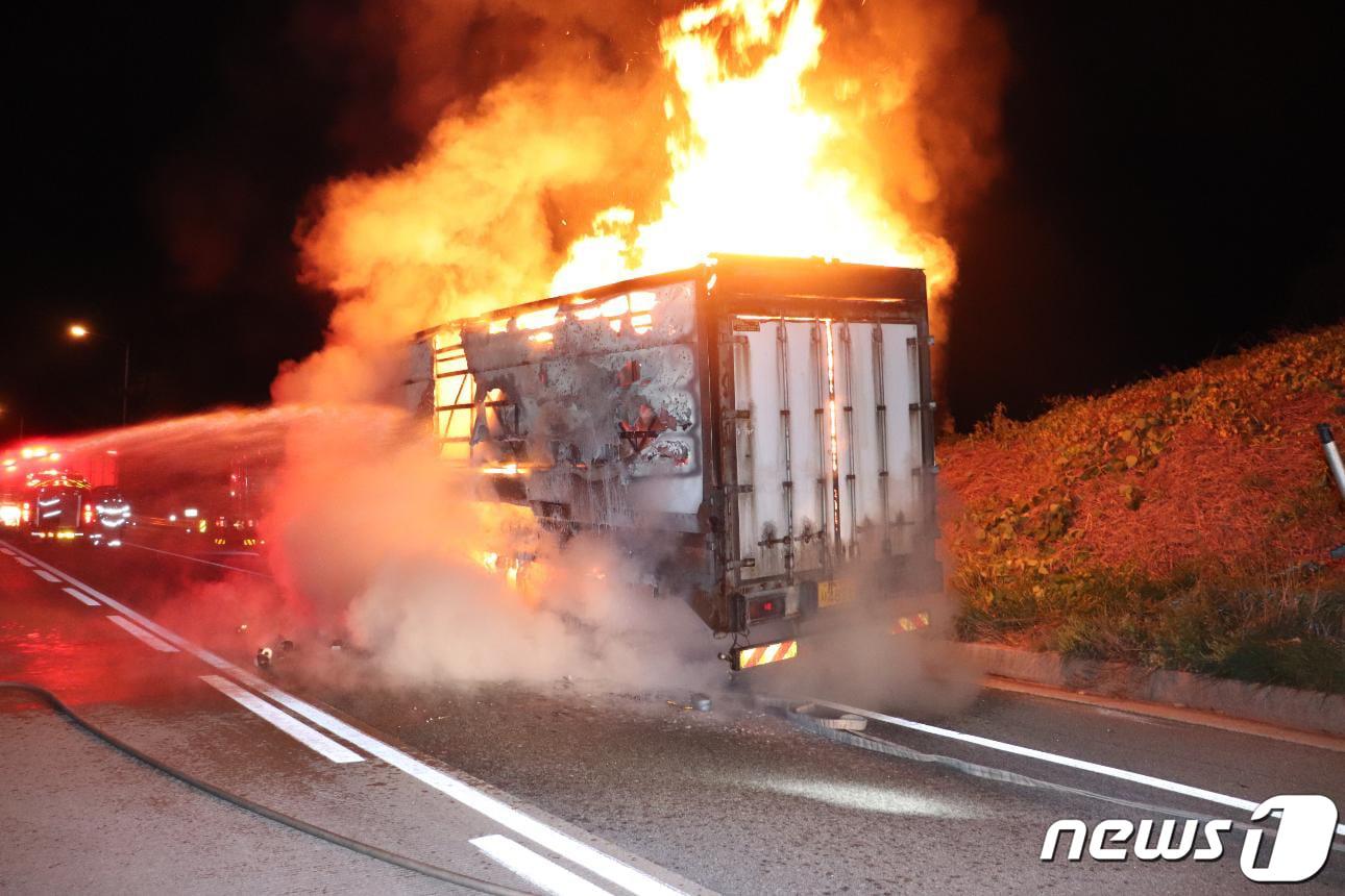 본문 이미지 - 25일 오전 1시8분쯤 전남 장성 고창담양고속도로 장성3터널 인근에서 25톤 화물차에서 불이 나 소방당국이 불을 진화하고 있다.(장성소방서 제공) 2019.9.25 /뉴스1 ⓒ News1 