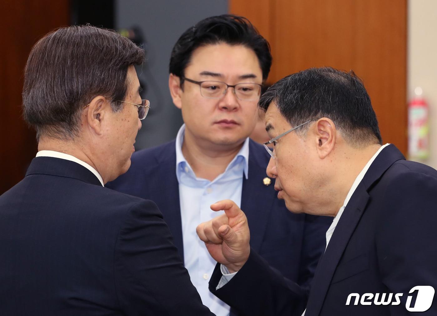 본문 이미지 - 김정훈(오른쪽부터),김성원,김종석 자유한국당 의원이 25일 서울 여의도 국회 정무위원회 전체회의가 종료된 후 이야기를 나누고 있다. 김정훈 자유한국당, 김용태 자유한국당, 지상욱 바른미래당 등 야당의원들은 이날 10월2일부터 열리는 정무위 국감에 사모펀드와 관련 조국 장관의 부인 정겸심 교수의 출석을 요청했다. 2019.9.25/뉴스1 ⓒ News1 이종덕 기자