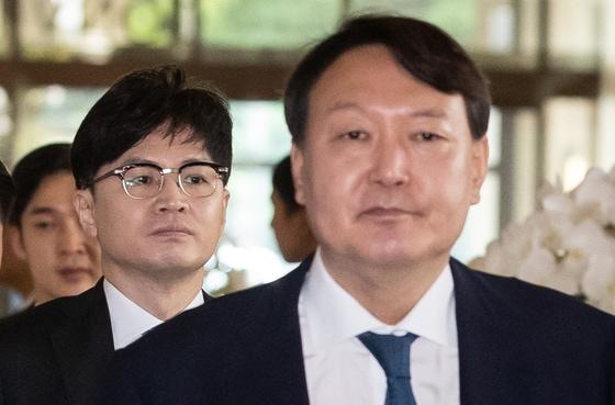 본문 이미지 - 2019년 9월 25일 당시 조국 법무부 장관 일가 수사를 총괄 지휘하는 한동훈 대검 반부패강력부장이 제29차 마약류퇴치국제협력회의에 참석한 윤석열 검찰총장의 뒤를 따라 이동하고 있는 모습. ⓒ News1 