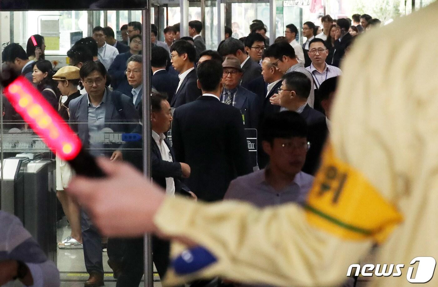 민방위 훈련에서 시민들이 안내에 따라 이동하는 모습. (뉴스1DB) ⓒ News1 김명섭 기자