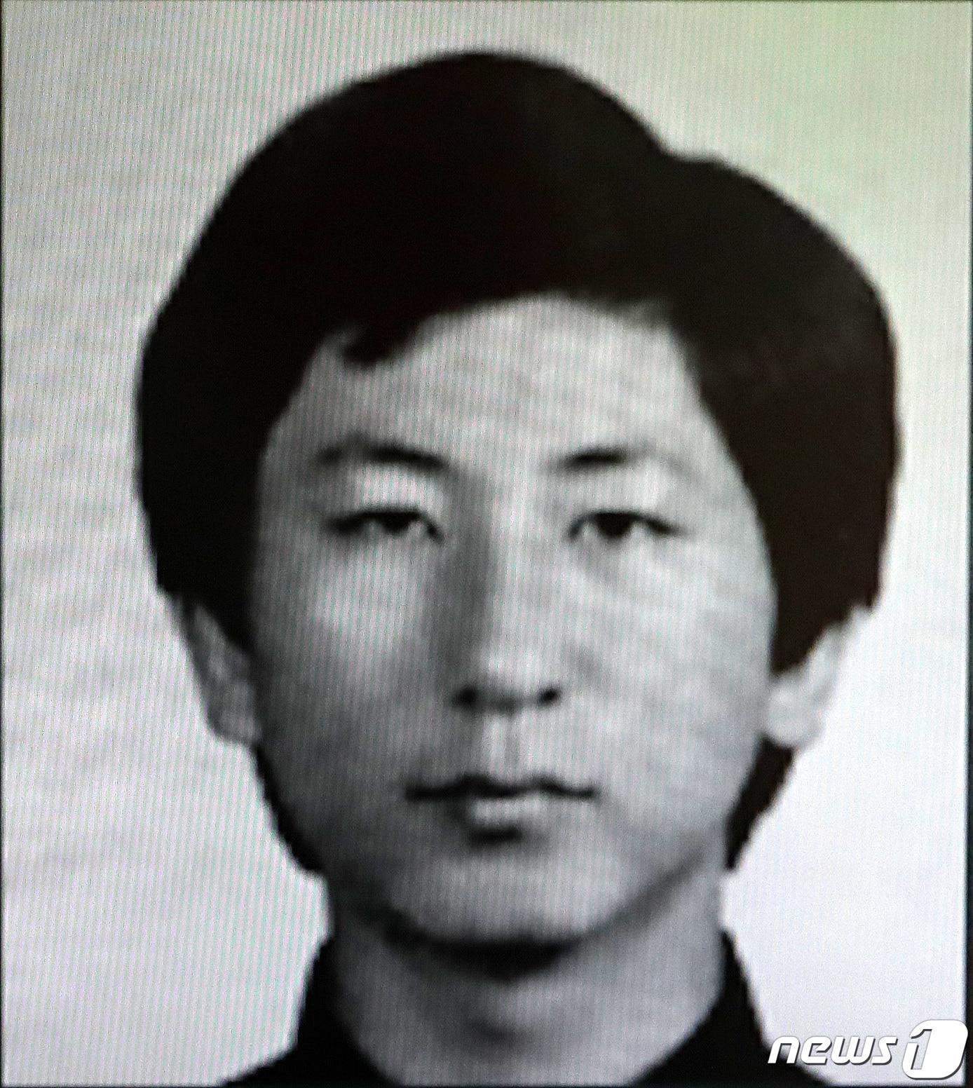 본문 이미지 - 25일 오후 MBC 프로그램 '실화탐사대'에서 화성연쇄살인사건의 유력 용의자 이춘재의 모습을 공개하고 있다. (MBC캡쳐) 2019.9.25/뉴스1