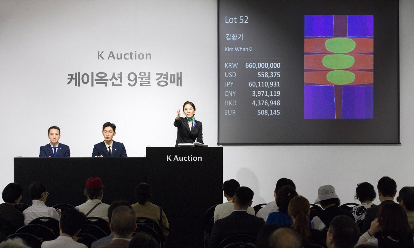 본문 이미지 - 케이옥션 9월 경매에 나온 김환기의 '23-Ⅴ-68 #22'이 최고가에 낙찰되는 모습.(케이옥션 제공)ⓒ 뉴스1