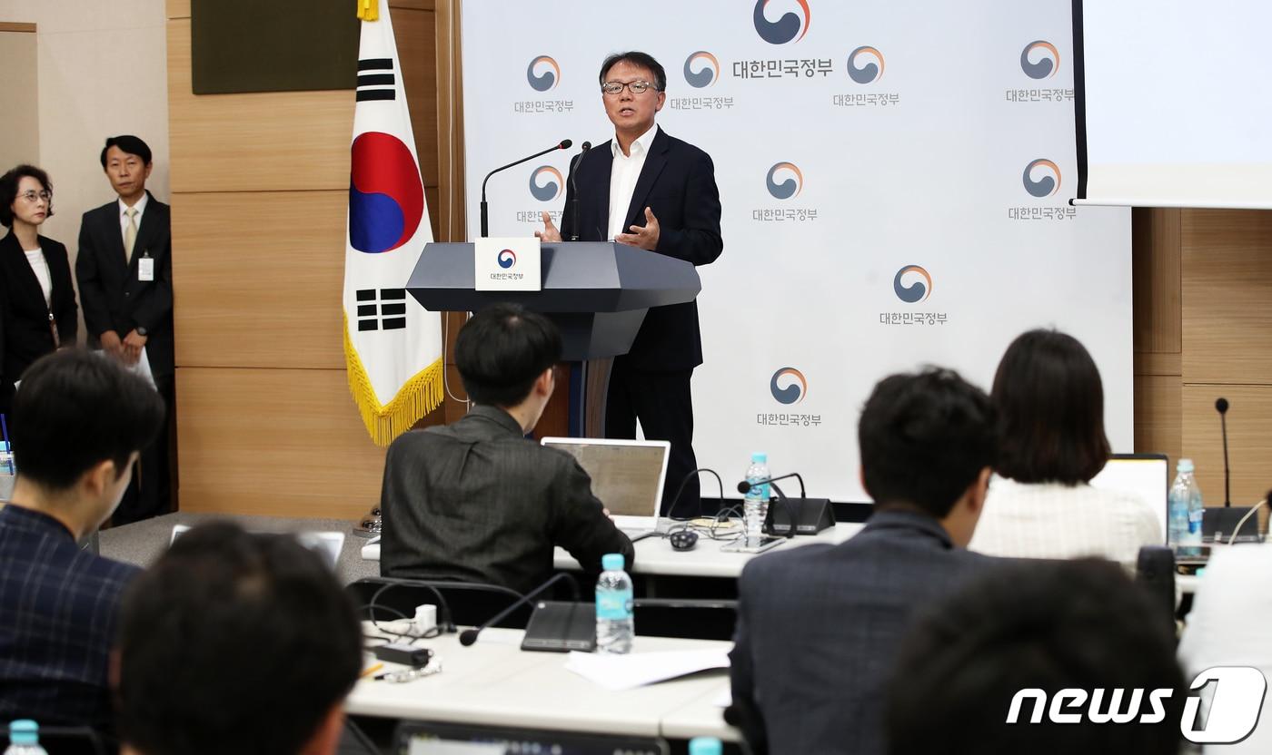 김영옥 식품의약품안전처 의약품안전국장이 26일 오전 서울 종로구 정부서울청사 별관에서 '라니티딘' 성분 의약품에 대한 조사 결과를 발표하고 있다. 식약처는 위장약 '잔탁' 등 국내 유통 라니티딘 성분 원료의약품 269개 품목에서 발암 우려 물질이 검출돼 26일 제조·수입 및 판매를 중지하기로 했다. 2019.9.26/뉴스1 ⓒ News1 오대일 기자