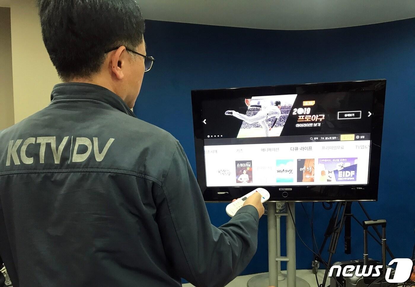 본문 이미지 - KCTV광주방송이 첨단 디지털미디어시대에 맞춰 '스마트한 TV보기'를 위해 2년여에 걸쳐 진행한 DMC(Digital Media Center) 개편 작업을 점검하고 있다.(KCTV광주방송 제공) 2019.9.26 /뉴스1 ⓒ News1