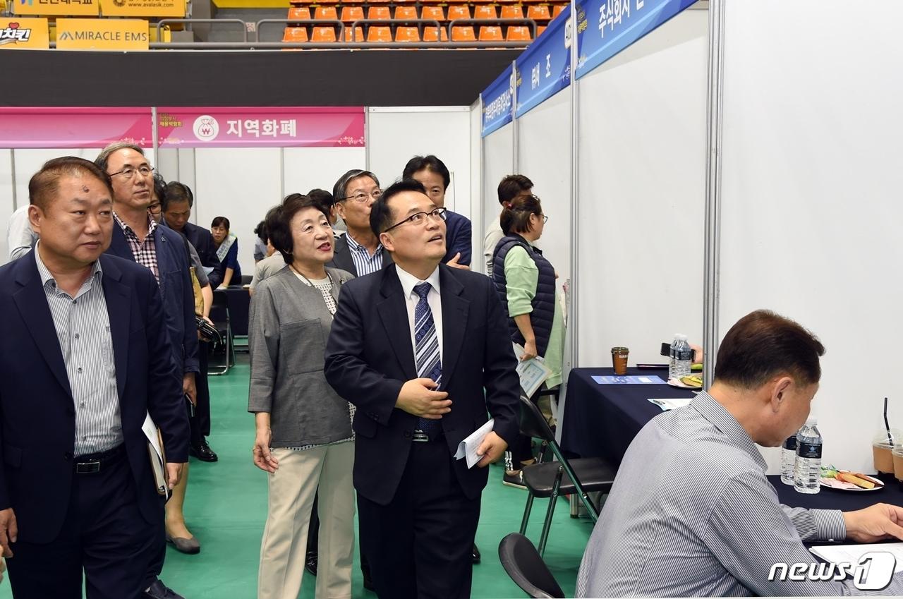 본문 이미지 - 의정부시 2019 채용박람회장을 둘러보는 홍귀선(사진 가운데) 부시장과 박성복(사진 왼쪽) 일자리경제과장 ⓒ 뉴스1