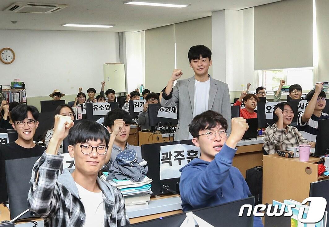 본문 이미지 - 대구 영진전문대 출신으로 일본 소프트뱅크에 취업해 3년째 근무 중인 송한얼(둘째줄 회색 상의) 씨가 지난 25일 모교를 찾아 후배들과 만남의 시간을 가졌다. 사진은 송씨가 일본IT기업주문반 2학년생과 만남을 갖고 후배들과 파이팅을 외치는 모습. (영진전문대 제공) 2019.9.26/뉴스1 ⓒ News1 공정식 기자