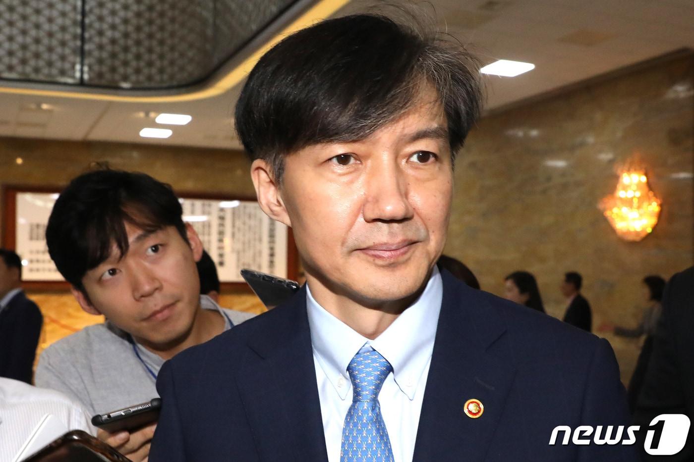 본문 이미지 - 조국 법무부 장관이 26일 오후 서울 여의도 국회 본회의장에서 열린 제371회 국회(정기회) 제2차 본회의 정치 분야 대정부질문을 마치고 나서고 있다. 2019.9.26/뉴스1 ⓒ News1 임세영 기자