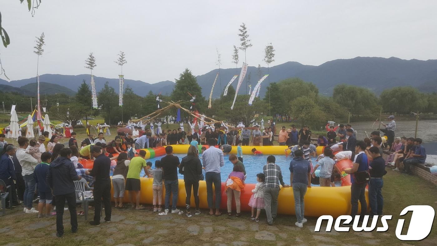 본문 이미지 - 지난해 하동 악양 허수아비 축제. ⓒ 뉴스1