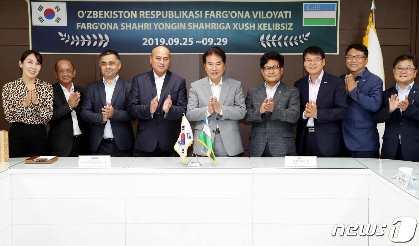 백군기 용인시장(가운데)이 우즈베키스탄 페르가나주 대표단을 만나 기념사진을 찍고 있다.(용인시 제공)ⓒ News1 김평석 기자