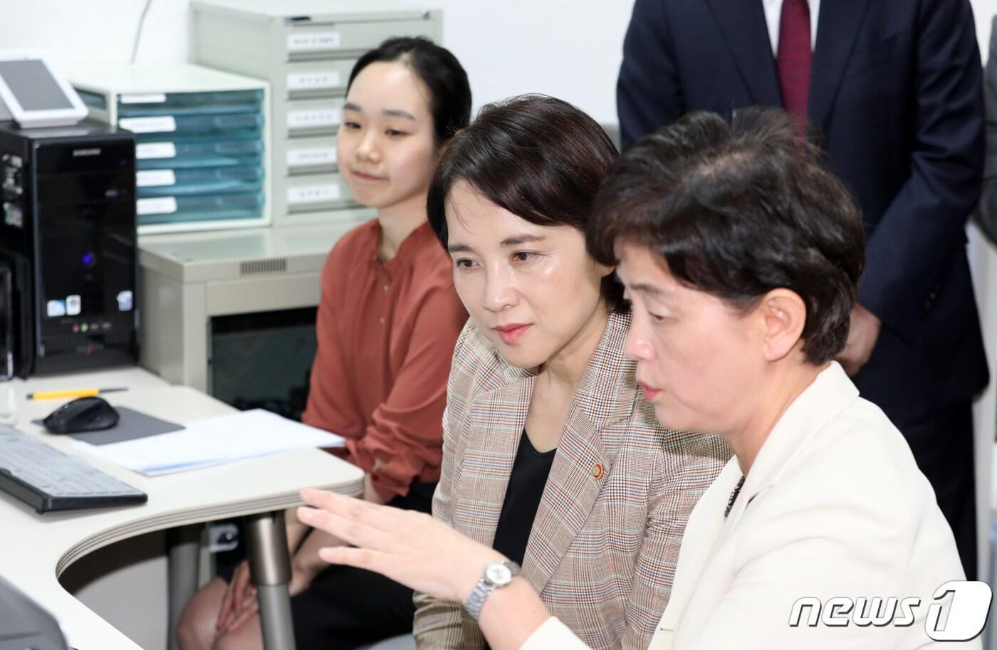 본문 이미지 - 유은혜 사회부총리 겸 교육부 장관이 지난달 27일 오후 경기도 용인시 강남대 사범대 부설 유치원을 방문해 에듀파인 시연 과정을 살펴보고 있다. /뉴스1 ⓒ News1 조태형 기자
