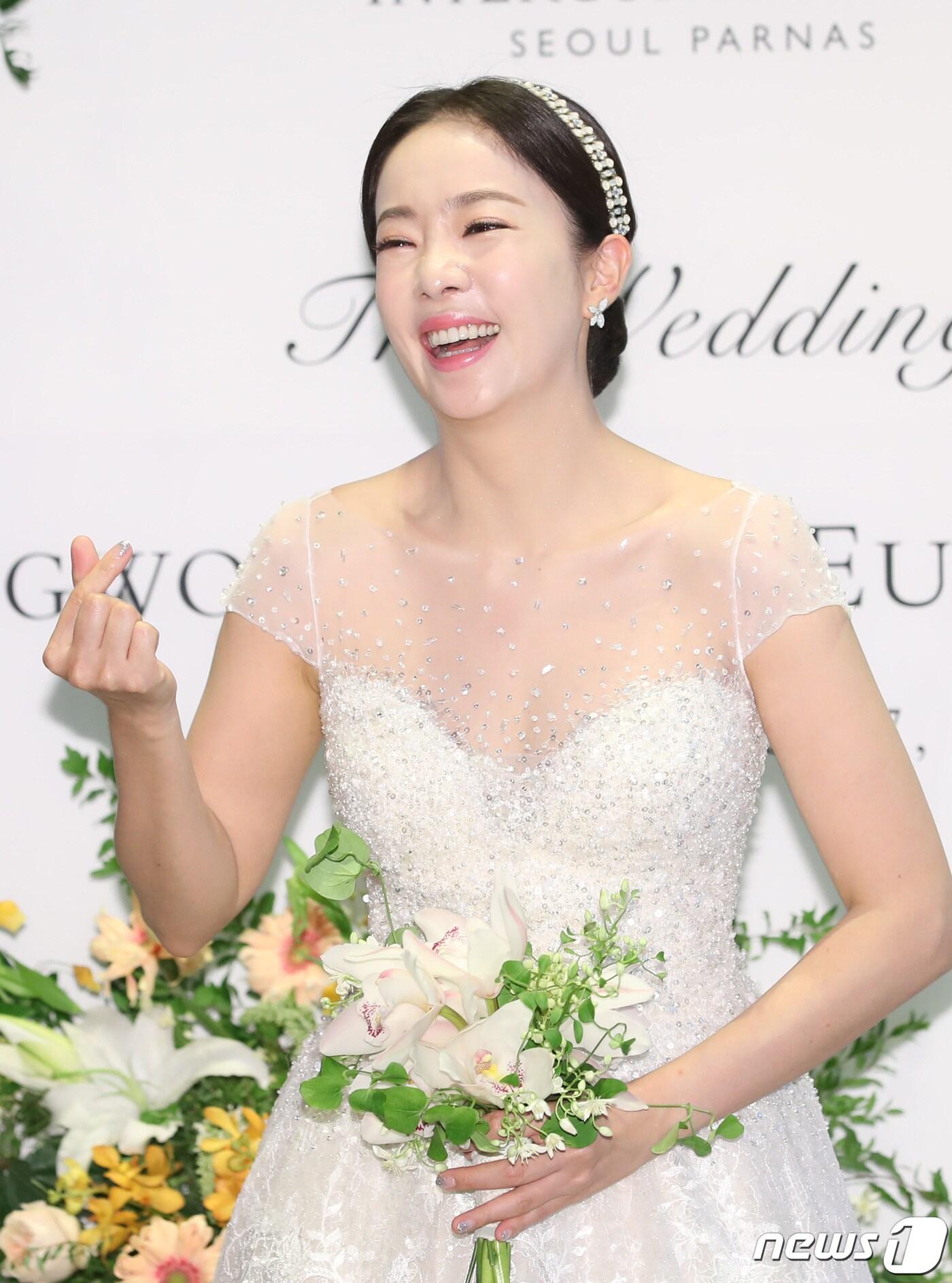 본문 이미지 - 방송인 박은영이 27일 오후 서울 강남구 삼성동 인터컨티넨탈 호텔 파르나스에서 연하남 트래블 월렛 김형우 대표와 결혼식을 올리기 전 하트를 그리고 있다. 2019.9.27/뉴스1 ⓒ News1 권현진 기자