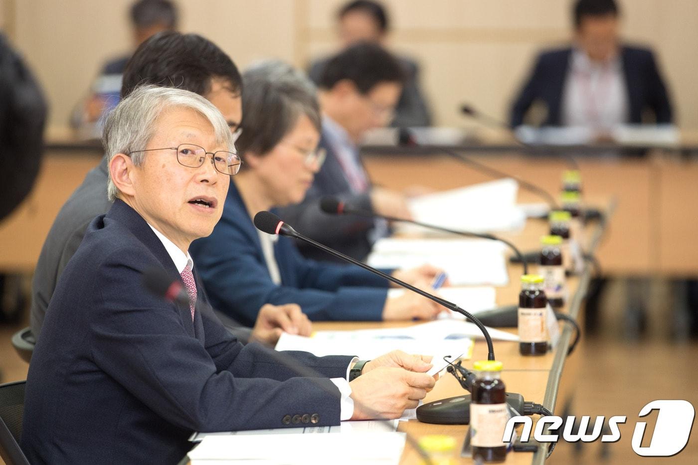 최기영 과학기술정보통신부 장관이 27일 서울 종로구 KT광화문빌딩 국가과학기술자문회의 대회의실에서 열린 '제8회 과학기술관계장관회의'를 주재 하고 있다.(과기정통부 제공) ⓒ 뉴스1