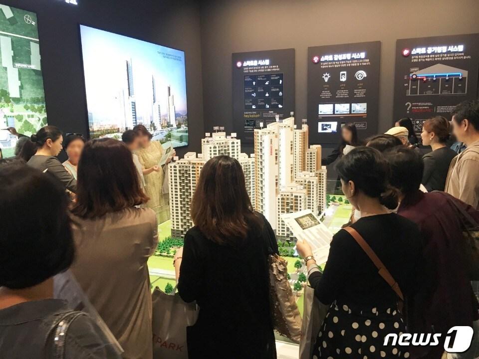 본문 이미지 - 27일 서울 대치동의 '역삼 센트럴 아이파크' 모델하우스에 관람객들이 모여있다.ⓒ 뉴스1