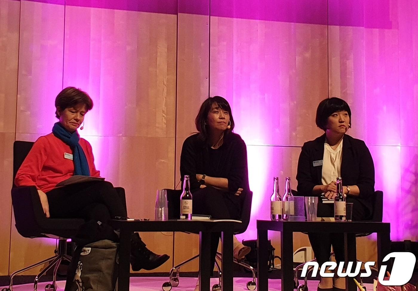 본문 이미지 - 소설가 한강이 29일(현지시간) 스웨덴 예테보리국제도서전에서 열린 세미나에서 스웨덴어로 번역된 책 '흰'에 대해 소개하고 있다.ⓒ 뉴스1 이기림 기자