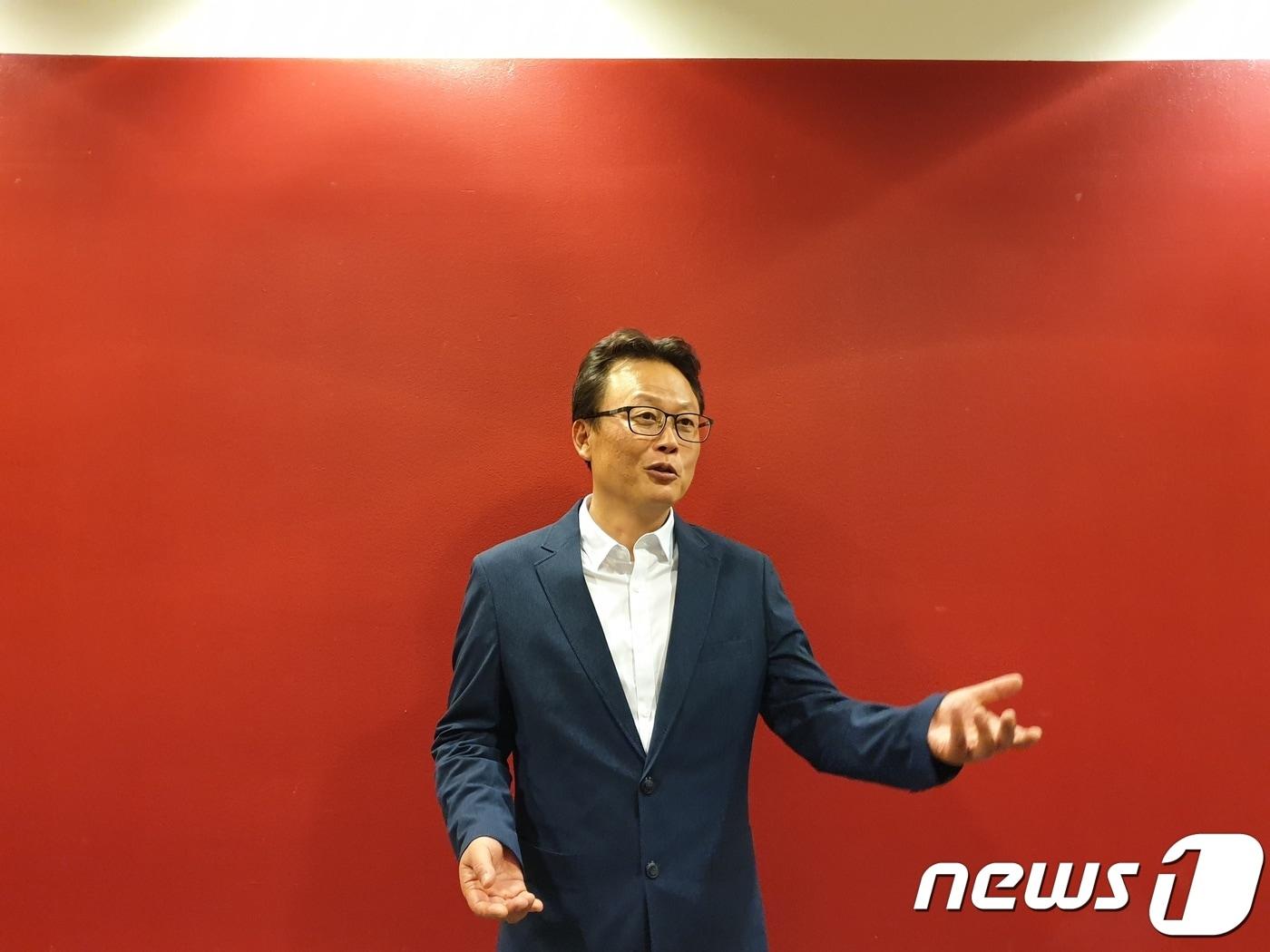 본문 이미지 - 소설가 김언수가 27일(현지시간) 예테보리국제도서전이 열리고 있는 스웨덴 예테보리에서 기자들과 인터뷰를 하고 있다.ⓒ 뉴스1 이기림 기자