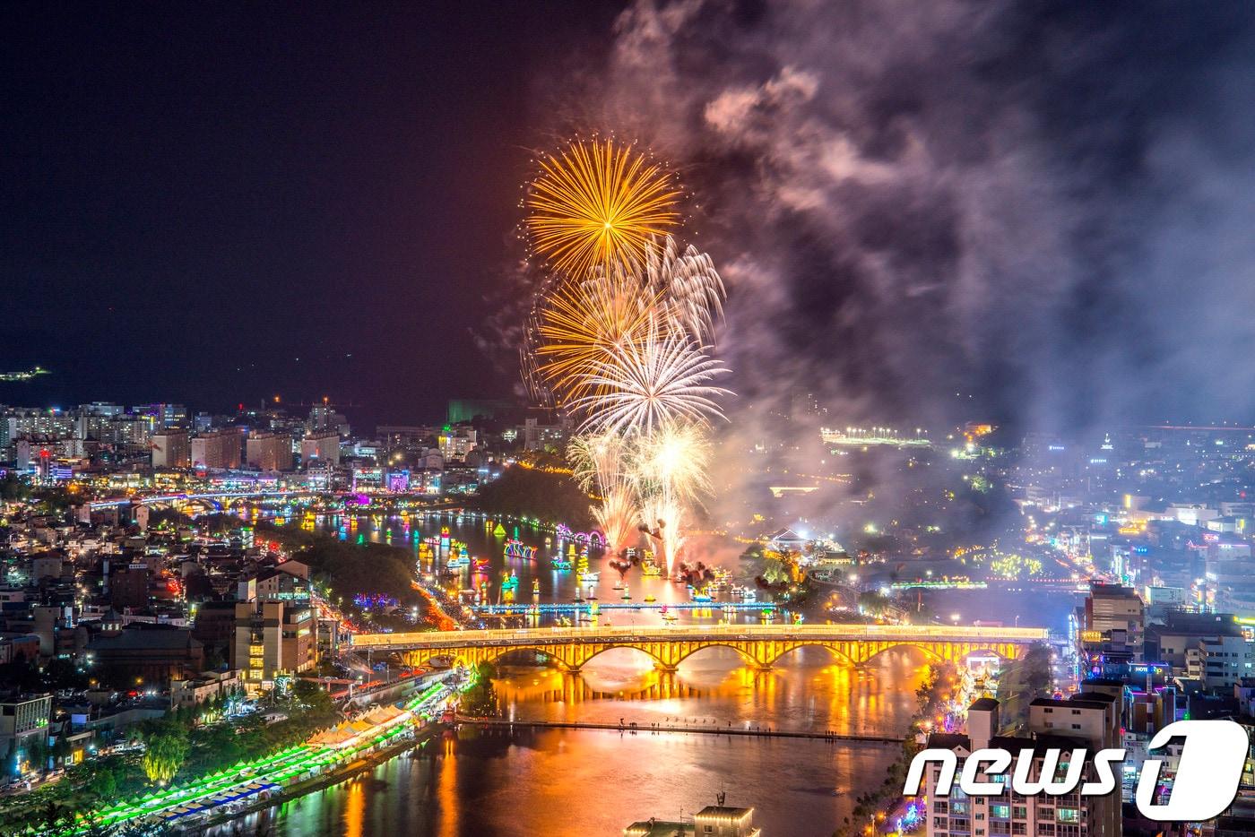 본문 이미지 - 진주 유등축제 모습.(경남도 제공)2019.9.29.ⓒ 뉴스1