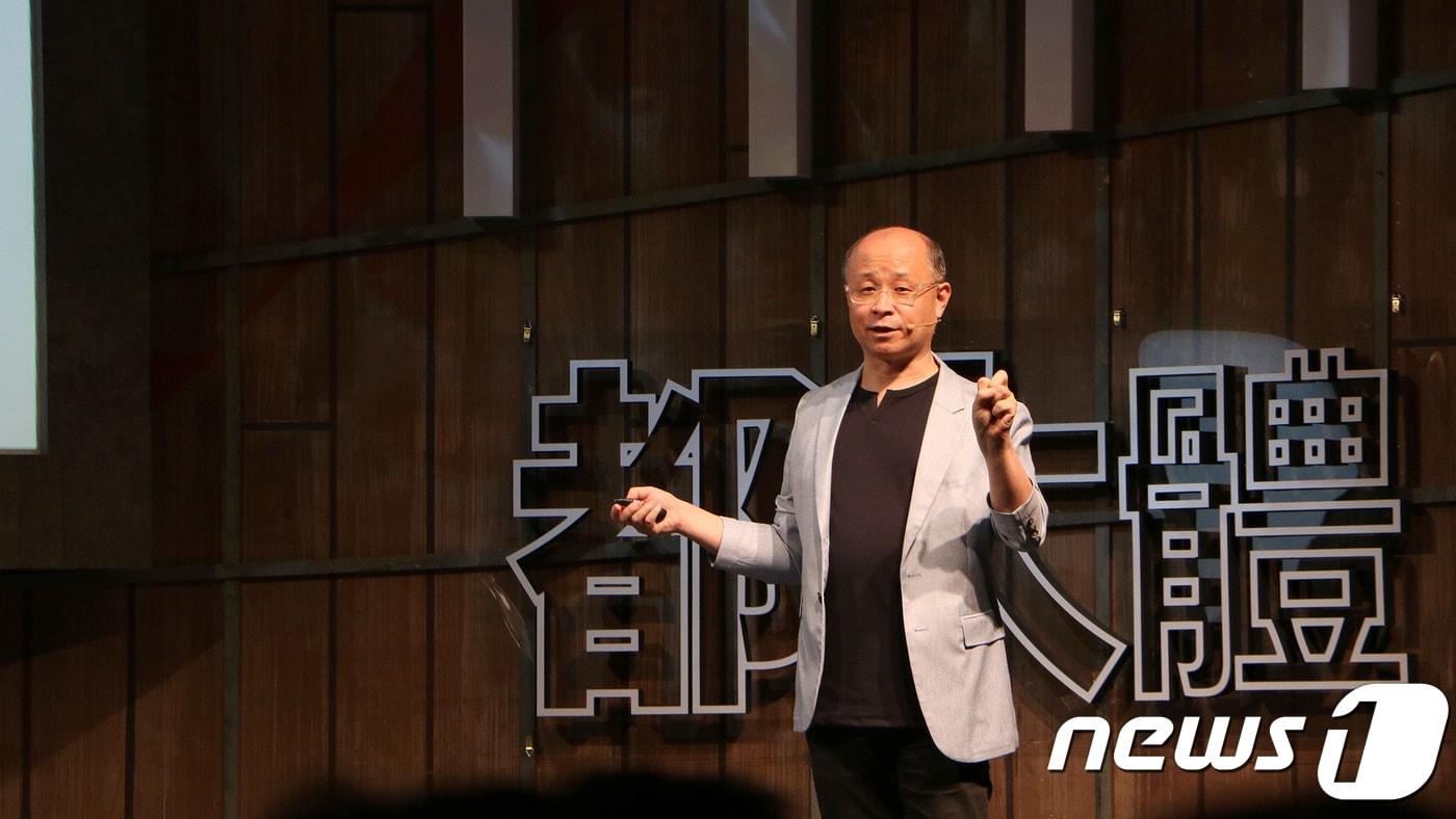 본문 이미지 - 이강영 경상대 교수가 지난 25일 블루스퀘어 카오스홀에서 '어떤숫자-에너지에 관하여'를 주제로 카오스재단 '도대체시리즈' 1강의 포문을 열었다.(카오스재단 제공)ⓒ 뉴스1