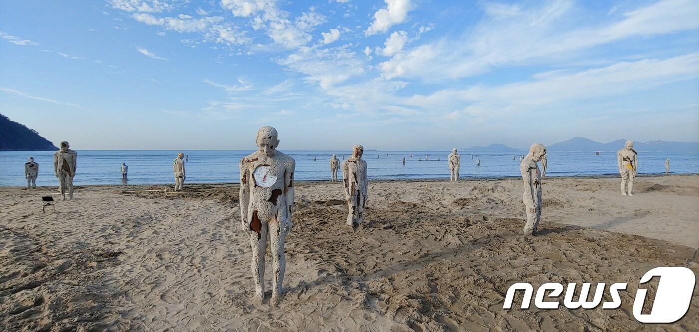본문 이미지 - 2019바다미술제 출품작인 이승수 작가의 <어디로 가야 하는가>.(부산비엔날레조직위 제공)ⓒ 뉴스1