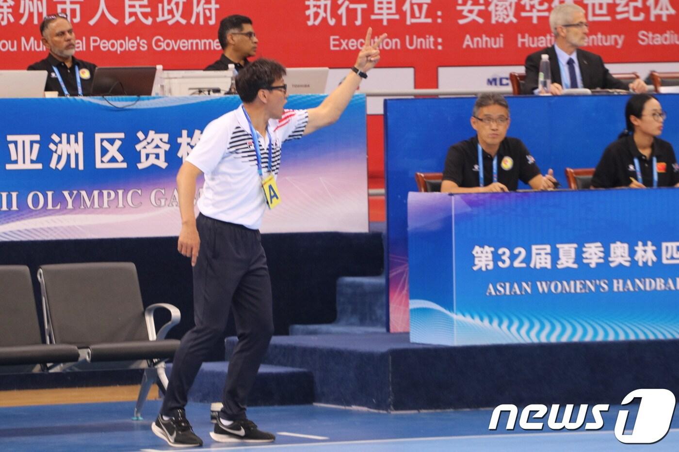 강재원 감독이 이끄는 한국은 29일 중국 안후이성 추저우에서 열린 2020 도쿄올림픽 아시아 지역 예선 대회 마지막 날 중국을 32-20(17-8 15-12)으로 완파했다(대한핸드볼협회 제공). ⓒ 뉴스1