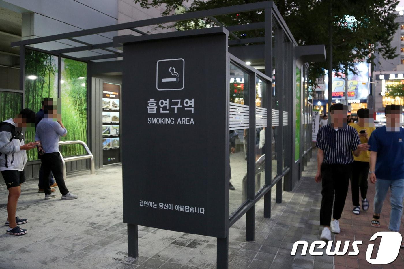 강원도 원주시 단계동 시외버스터미널 인근에 설치된 흡연부스에서 담배를 피는 흡연자들과 바 하나를 사이에 두고 시민들이 인도를 지나가고  있다. .2019.9.2/뉴스1 장시원 인턴기자