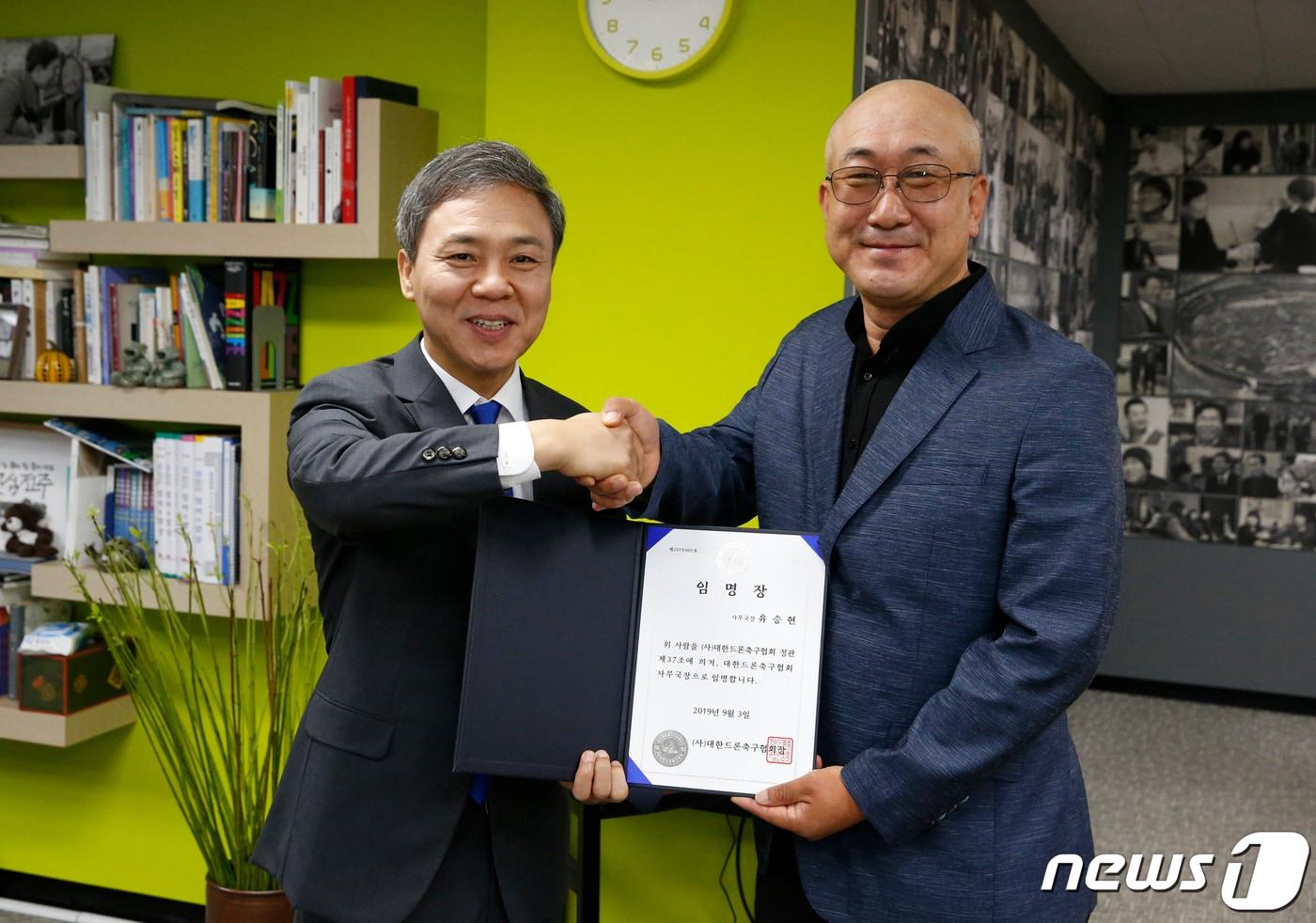 본문 이미지 - 3일 전북 전주시청 시장실에서 김승수 전주시장(왼쪽)이 유승현 신임 대한드론축구협회 사무국장과 악수를 하고 있다.(전주시 제공) 2019.9.3 /뉴스1 ⓒ News1 김춘상 기자