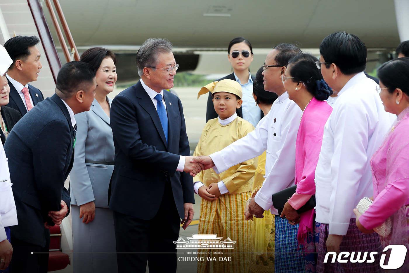 본문 이미지 - 문재인 대통령과 부인 김정숙 여사가 3일 오전(현지시간) 동남아 3개국 순방 두 번째 국가인 미얀마 수도 네피도 국제공항에 도착, 환영인사들과 악수하고 있다. (청와대 페이스북) 2019.9.3/뉴스1