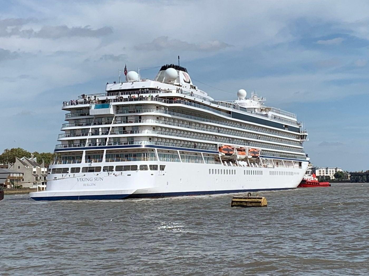 본문 이미지 - 바이킹크루즈의 대형 고급 크루즈 '바이킹선'호가 8개월 간 세계일주를 시작했다. (런던 국제크루즈터미널 트위터 갈무리)