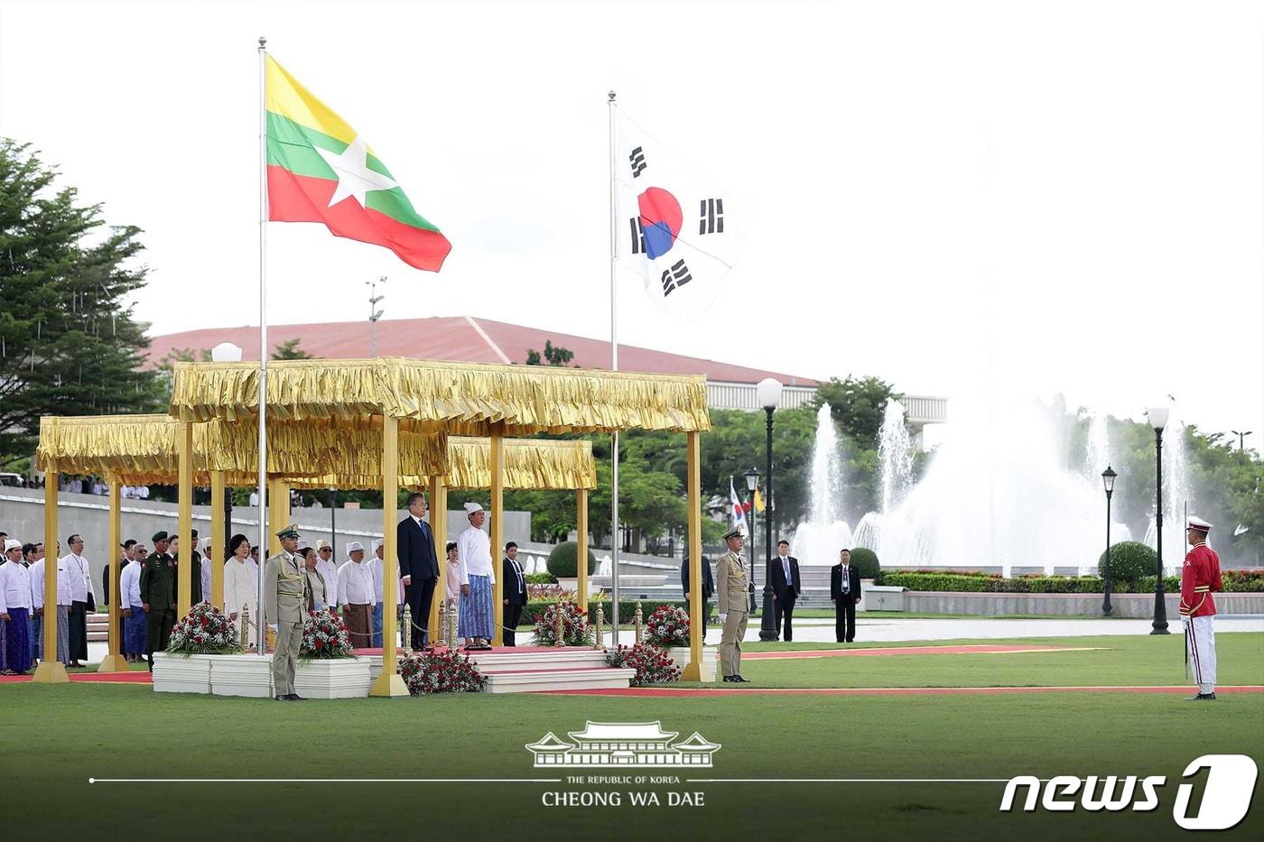 본문 이미지 - 문재인 대통령이 3일(현지시간) 미얀마 네피도 대통령궁에서 열린 공식환영식에서 윈 민 미얀마 대통령과 의장대 사열하고 있다. (청와대 페이스북) 2019.9.3/뉴스1