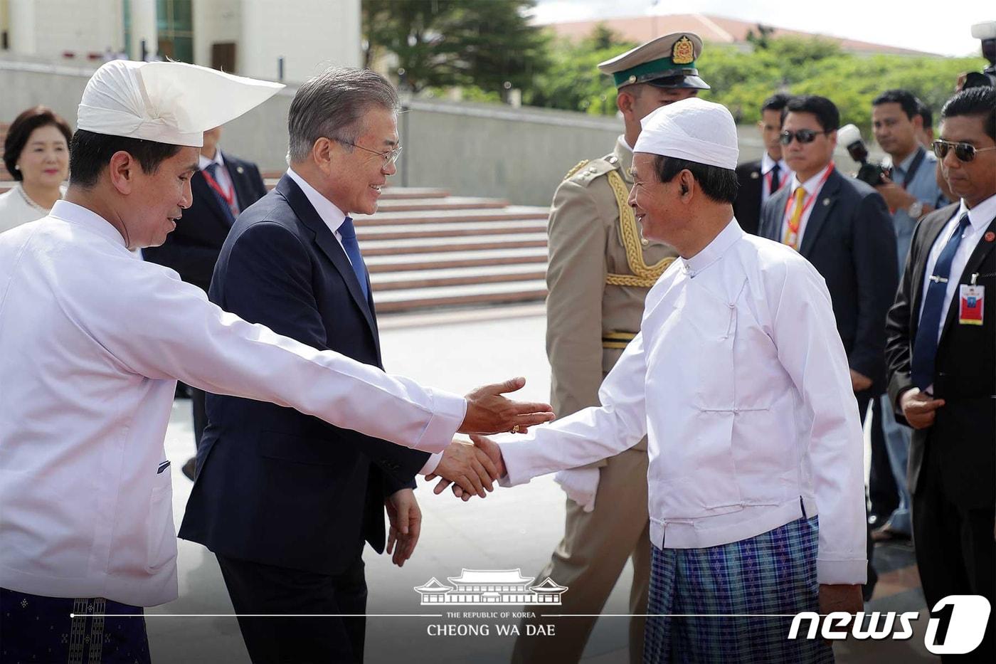 문재인 대통령이 3일(현지시간) 미얀마 네피도 대통령궁에서 열린 공식환영식에서 윈 민 미얀마 대통령과 악수하고 있다. (청와대 페이스북) 2019.9.3/뉴스1